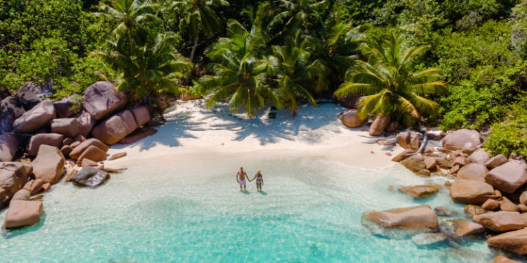 Pärchen an paradiesischem Strand